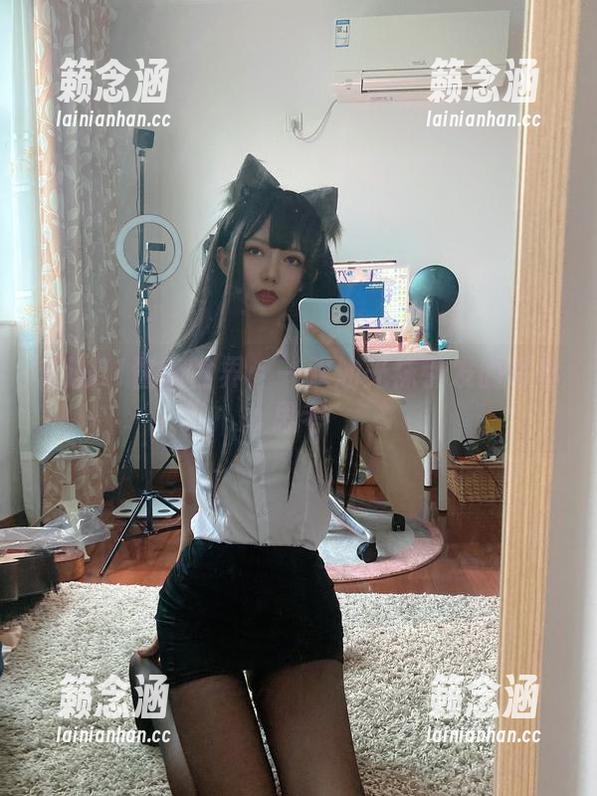 51酱 走进51酱的世界:一双油光袜引发的写真思考
