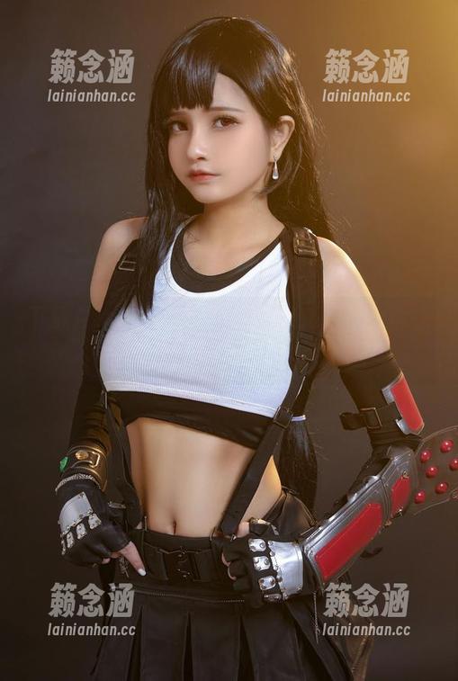 Azami 下载Azami的虞美人女仆cos,让你也感受一下这份轻柔的瞬间!