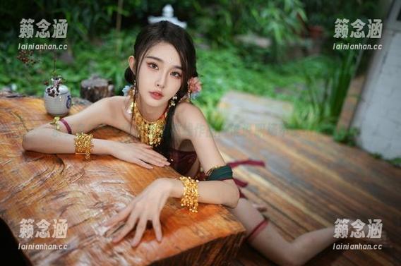 余多多Dudu的职业装在线作品：谁说职场不能小心机？