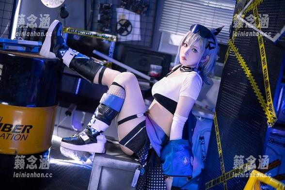 搜索壁纸的时候，我发现了屿鱼yukako樱花泳装写真，真是个意外的惊喜！