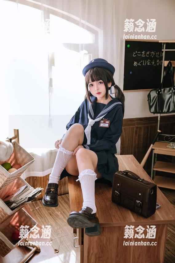 日奈娇 JK少女日奈娇的私拍红裙套图,适合每一个怀春的你!