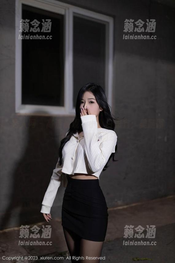 秀人网 - 高清展现！小小白思宜：美腿图册中的神秘韵味