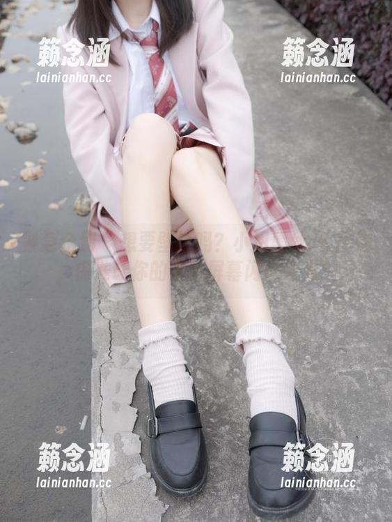 紧急企划 - 想要壁纸吗？小恩黑丝JK合集，保准让你的手机屏幕闪闪发光！