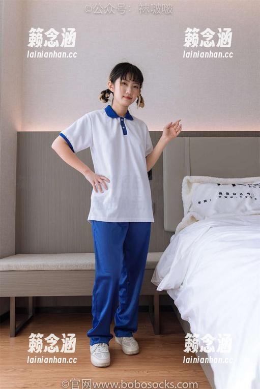 袜啵啵 - 小甜豆的短白棉袜作品，无圣光中透出的无限柔情
