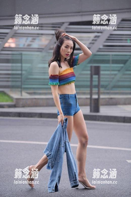 魔镜街拍 - 玲玲的图包：街拍车展，一个人的时光，下载感受这份宁静！