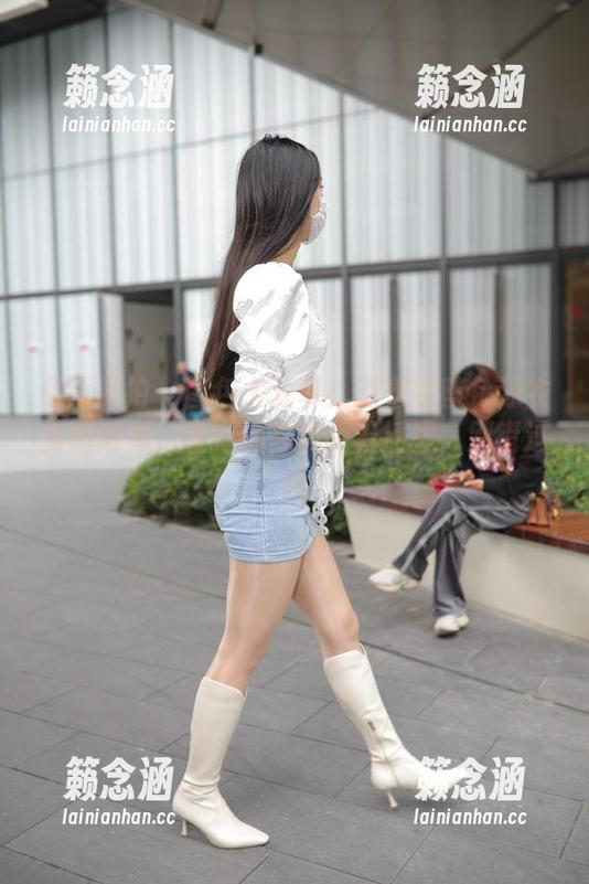 魔镜街拍-芝芝 魔镜街拍 - 图包大分享!芝芝在蓝色泳衣里的尬舞,连海浪都想跟着摇摆,别错过哦